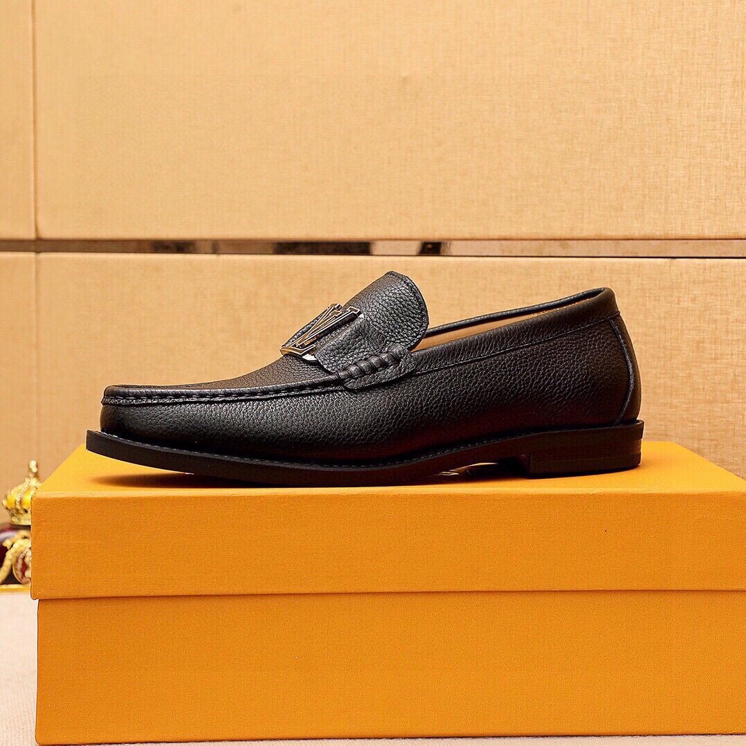 微商相册测试鞋子-Louis Vuitton Black Pebbled Loafers — side