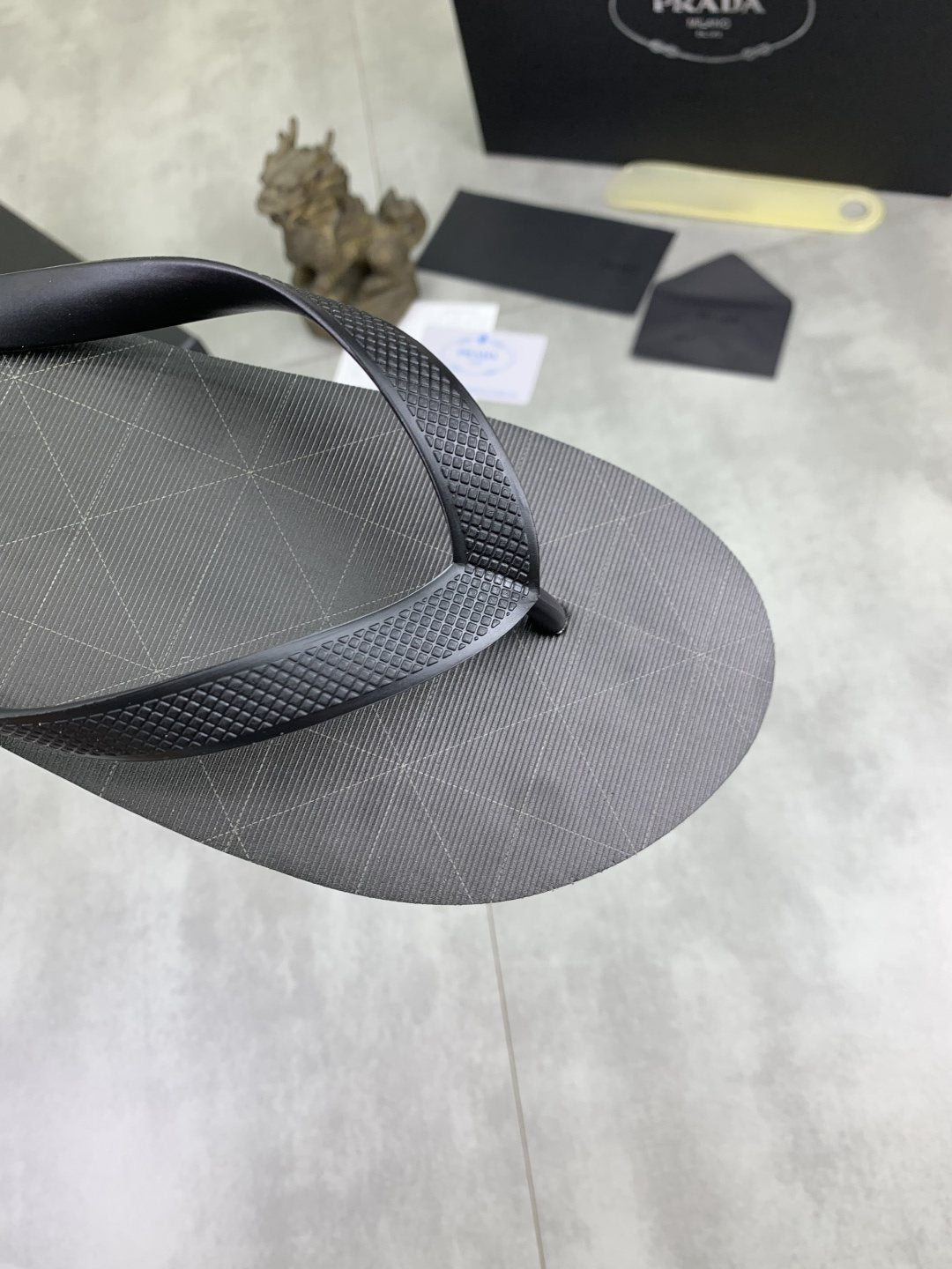 微商相册测试鞋子-Prada Dark Gray and Black Flip-Flops — detail