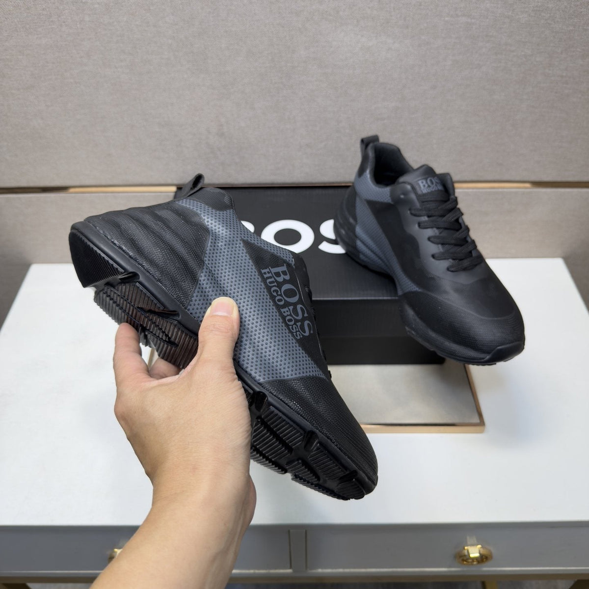 Hugo Boss Mesh-Panel Sneakers — model